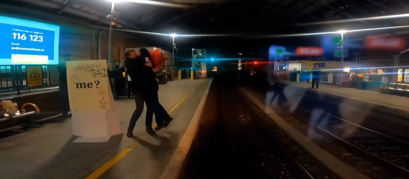 Πρόταση γάμου σε οδηγό τρένου... εν κινήσει (βίντεο)